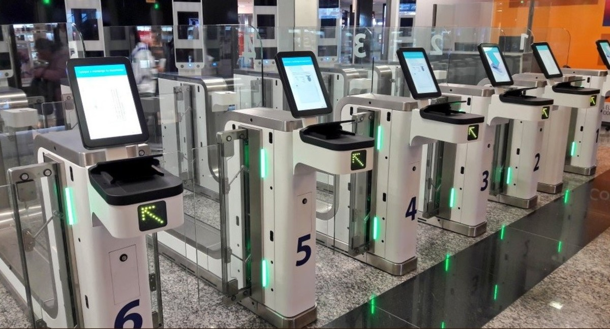 Nuevas máquinas para Migraciones Express (Internacional) funcionan en el Aeropuerto de Ezeiza. Nuevas máquinas para Migraciones Express (Internacional) funcionan en el Aeropuerto de Ezeiza.