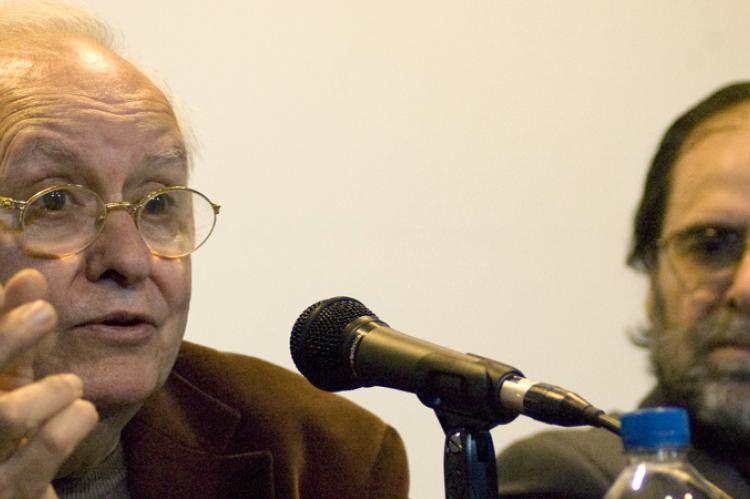 Ernesto Laclau con el ministro de Educación, Alberto Sileoni durante una disertación.
