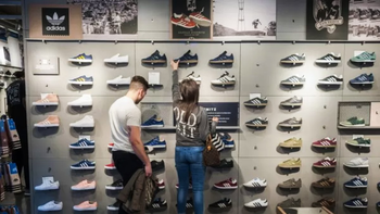 Outlet de Buenos Aires es furor por vender zapatillas de marca a $40.000