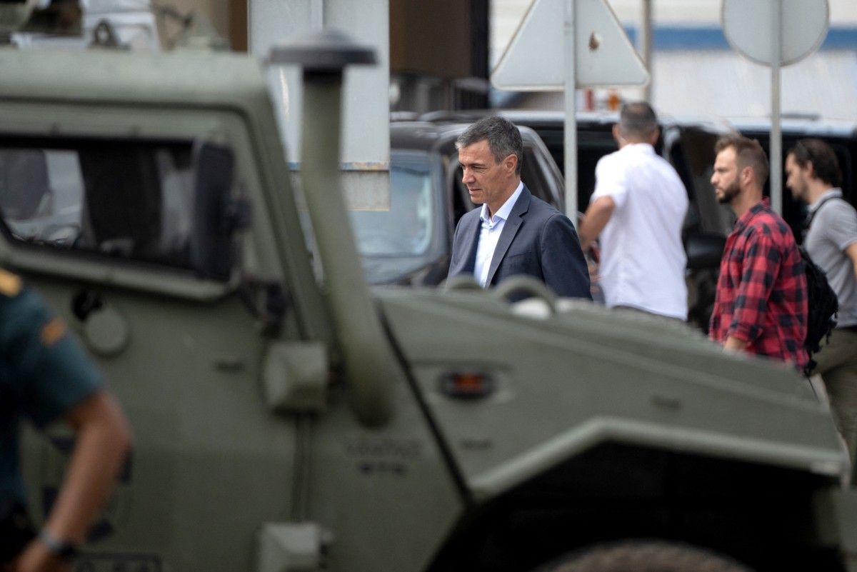 Pedro S&aacute;nchez durante una visita a Ceuta. Moncloa intenta contener la crisis sin romper la relaci&oacute;n con Marruecos, mientras crece la presi&oacute;n pol&iacute;tica por el Mundial 2030.