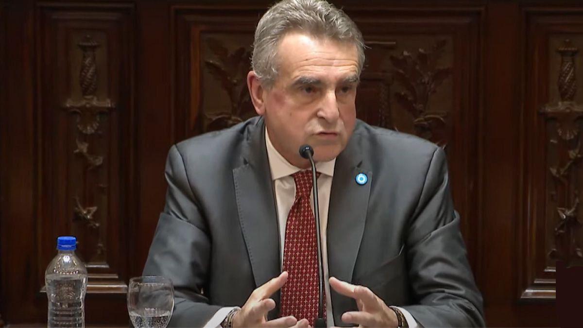 Agustín Rossi estimó ante NA, que la designación de un miembro activo de las FFAA pone en riesgo la construcción democrática Agustín Rossi estimó ante NA, que la designación de un miembro activo de las FFAA pone en riesgo la construcción democrática