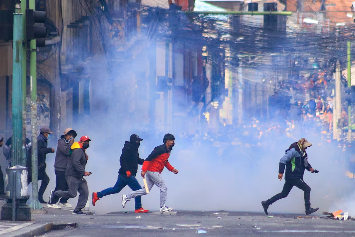 Manifestantes se enfrentaron con la Policía durante una protesta, en la que exigen la renuncia del presidente Rodrigo Paz este lunes, en La Paz (Bolivia). Las protestas se concentraron en los alrededores de la plaza Murillo, donde se encuentran la Presidencia y el Parlamento en La Paz, resguardados por policías y militares. Foto: EFE Foto: EFE Manifestantes se enfrentaron con la Policía durante una protesta, en la que exigen la renuncia del presidente Rodrigo Paz este lunes, en La Paz (Bolivia). Las protestas se concentraron en los alrededores de la plaza Murillo, donde se encuentran la Presidencia y el Parlamento en La Paz, resguardados por policías y militares. Foto: EFE Foto: EFE