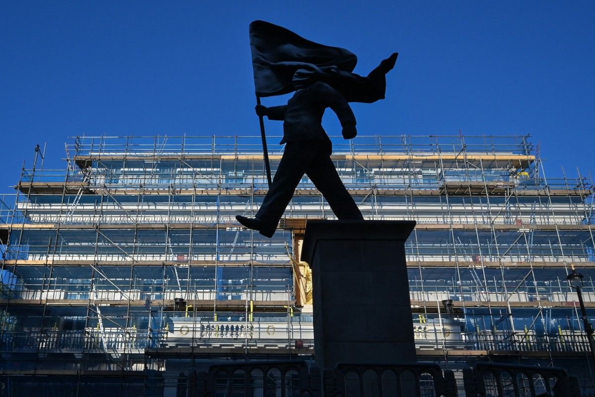 Banksy volvió a convertir Londres en una galería a cielo abierto: la estatua apareció de madrugada en Waterloo Place y fue celebrada por el Ayuntamiento de Westminster como una nueva pieza de arte público. Banksy volvió a convertir Londres en una galería a cielo abierto: la estatua apareció de madrugada en Waterloo Place y fue celebrada por el Ayuntamiento de Westminster como una nueva pieza de arte público.