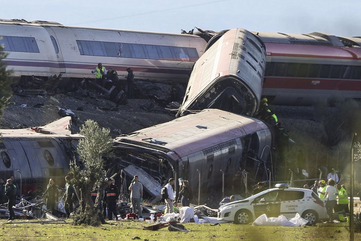 Los vagones destrozados tras el choque entre un AVE de Renfe y un tren de Iryo en Urda, Toledo, donde contin&uacute;a el operativo de rescate y asistencia a las v&iacute;ctimas.