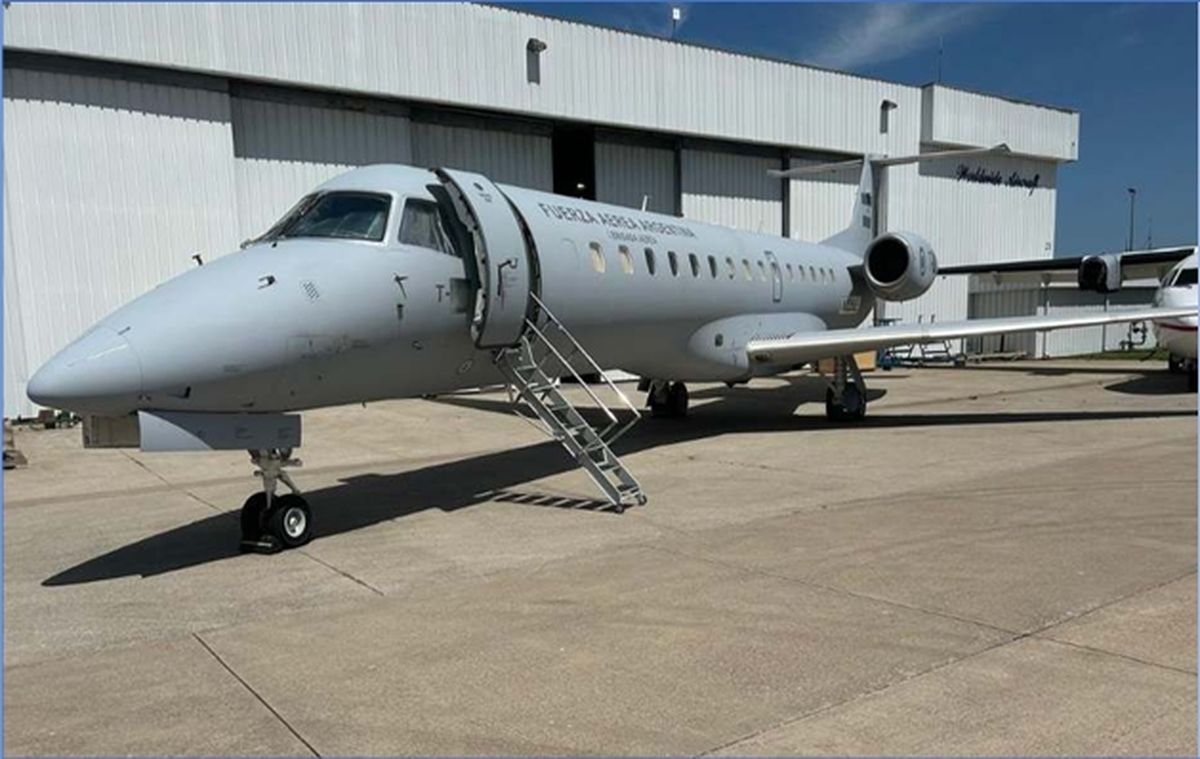 El avión ya estaba pintado con el esquema de pintura de la Fuerza Aérea Argentina, supuestamente desde 2023. El avión ya estaba pintado con el esquema de pintura de la Fuerza Aérea Argentina, supuestamente desde 2023.