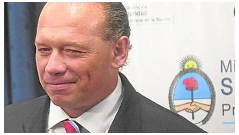 Patético Berni infractor: En moto y sin casco