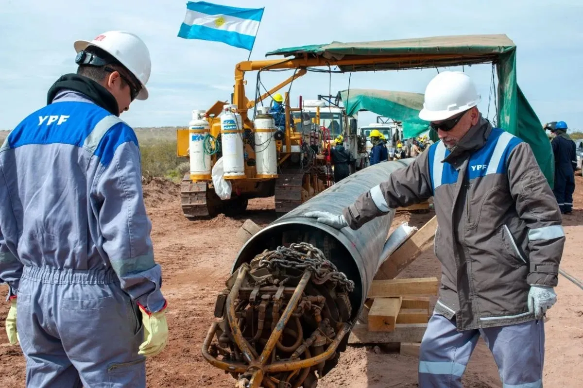 YPF firmará a mediados de enero un Memorándum de Entendimiento con India para venderle Gas Natural Licuado (GNL) de Vaca Muerta a tres empresas de ese país. YPF firmará a mediados de enero un Memorándum de Entendimiento con India para venderle Gas Natural Licuado (GNL) de Vaca Muerta a tres empresas de ese país.