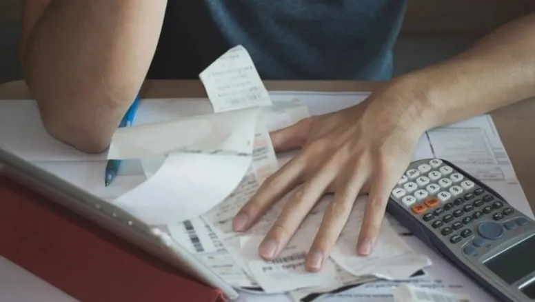 Familias ahogadas por deudas: créditos y tarjetas suplen al ingreso y no alcanza