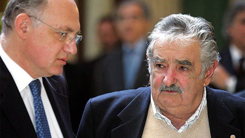 El presidente uruguayo José Mujica (der.) y el canciller argentino Héctor Timerman: Rotundo fracaso de la política de Mujica de acercamiento y concesiones hacia Cristina Fernández de Kirchner.