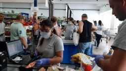 altText(Comercio: se firmó el acuerdo que permite la rebaja salarial de un 25%  a unos 800.000 empleados)}