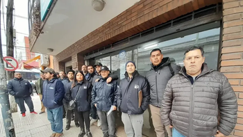 Los trabajadores despedidos llevan once días consecutivos de acampe. Los trabajadores despedidos llevan once días consecutivos de acampe.