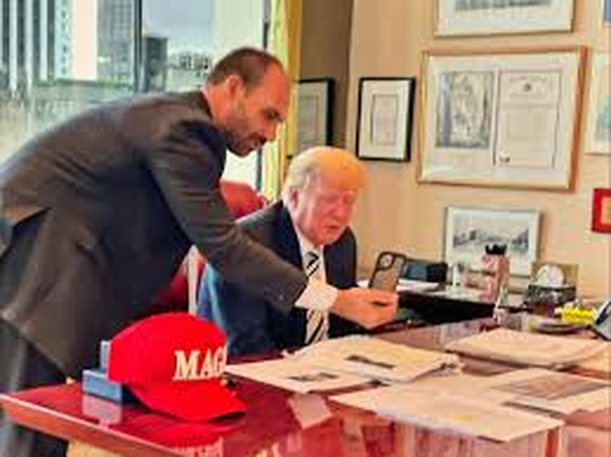 Eduardo Bolsonaro, hijo del expresidente de Brasil, junto al mandatario estadounidense Donald Trump. Eduardo Bolsonaro, hijo del expresidente de Brasil, junto al mandatario estadounidense Donald Trump.