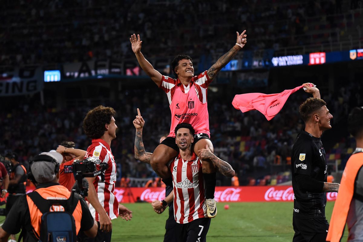 Locura Pincharrata en el Estadio Madre de Ciudades Locura Pincharrata en el Estadio Madre de Ciudades