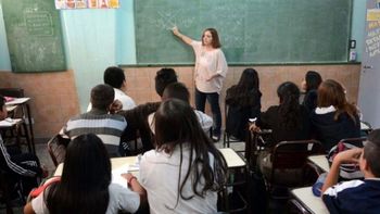 Autoridades educativas indican que el objetivo de eliminar el sistema de repitencia en la escuela secundaria es mantener la matrícula porque los repetidores suelen abandonar los estudios. Autoridades educativas indican que el objetivo de eliminar el sistema de repitencia en la escuela secundaria es mantener la matrícula porque los repetidores suelen abandonar los estudios.