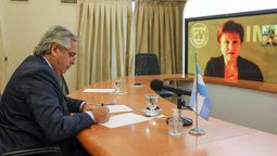 Alberto Fernández en una comunicación por videoconferencia conla titular del FMI, Kristalina Georgieva.