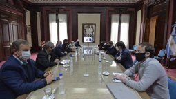 altText(Kicillof analiza más ayuda financiera para los municipios)}