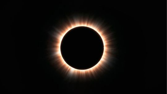 Agosto trae un fenómeno astronómico doble: las Perseidas alcanzan su máximo con luna nueva y cielos oscuros, junto a un eclipse solar histórico. Revisa las recomendaciones de la NASA y los horarios para seguir las transmisiones.