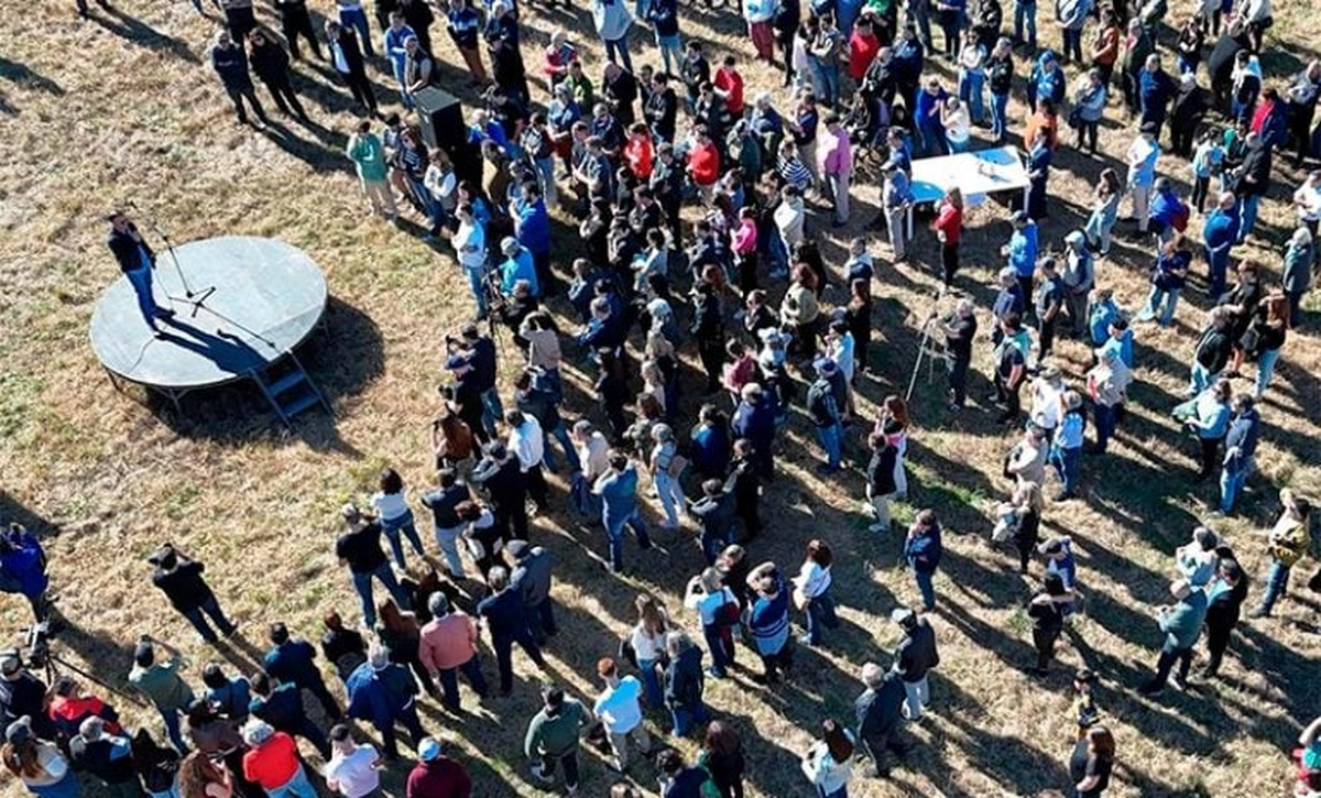 Dirigentes, legisladores, intendentes, presidentes comunales, representantes de instituciones, cámaras empresariales y vecinos se reunieron en la rotonda de la localidad de Venado Tuerto para pedir recursos para la reparación y el mantenimiento de las rutas nacionales que cruzan por la región. Dirigentes, legisladores, intendentes, presidentes comunales, representantes de instituciones, cámaras empresariales y vecinos se reunieron en la rotonda de la localidad de Venado Tuerto para pedir recursos para la reparación y el mantenimiento de las rutas nacionales que cruzan por la región.