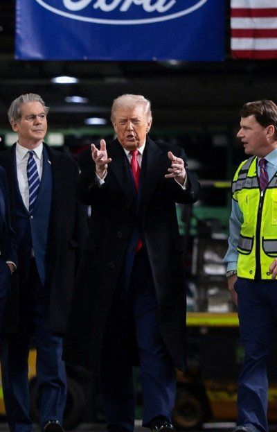 Donald Trump escrachado en Ford por culpa de Epstein, pero contestó con el dedo del