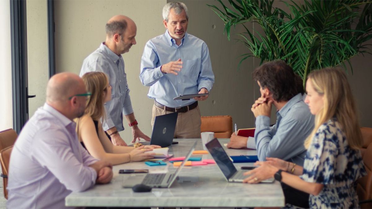 La denominación vacaciones con equipos alineados deja expuesta la ausencia de su dueño y su dependencia para continuar en actividad. La denominación vacaciones con equipos alineados deja expuesta la ausencia de su dueño y su dependencia para continuar en actividad.