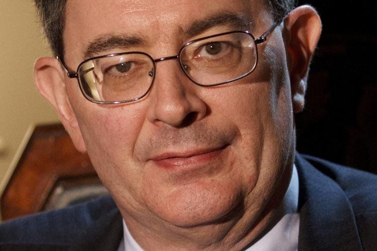 Weigel propone esperar que los obispos de estas diócesis demuestren que son capaces de re-evangelizar sus territorios antes de obtener la púrpura.