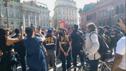 altText(Incidentes en Plaza de Mayo: Forcejeos entre personas con discapacidad y la policía)}
