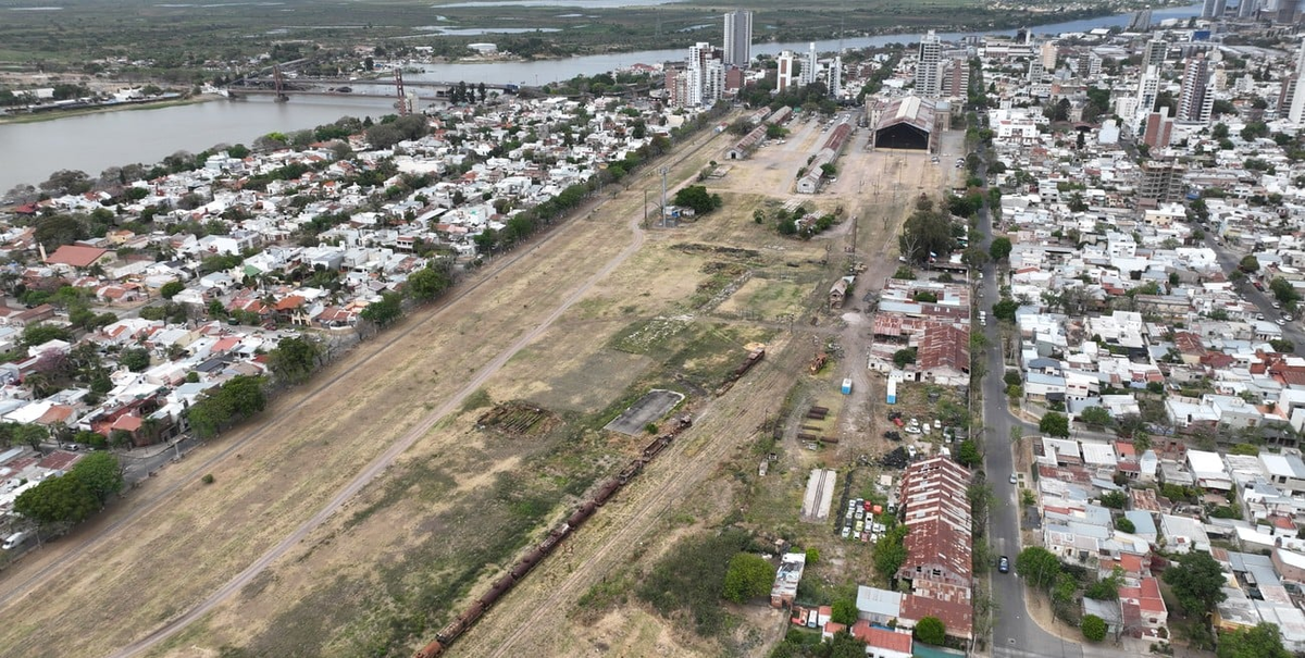 Estación Belgrano: extensa lonja de unas 24 hectáreas de tierras fiscales ociosas que se ubican desde bulevar Gálvez hacia el norte, entre los barrios Candioti Norte y Siete Jefes. Estación Belgrano: extensa lonja de unas 24 hectáreas de tierras fiscales ociosas que se ubican desde bulevar Gálvez hacia el norte, entre los barrios Candioti Norte y Siete Jefes. 