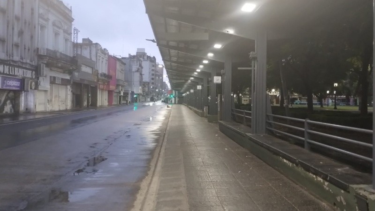 Sin colectivos, postal atípica en el centro rosarino. Sin colectivos, postal atípica en el centro rosarino. 