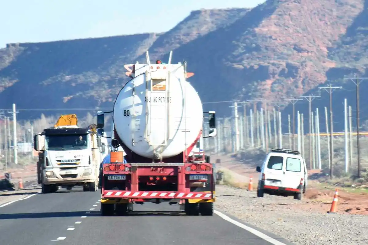 El mes pasado circularon por las rutas de Neuquén un promedio diario de 1.300 camiones cargados con insumos y maquinarias para Vaca Muerta. El mes pasado circularon por las rutas de Neuquén un promedio diario de 1.300 camiones cargados con insumos y maquinarias para Vaca Muerta.