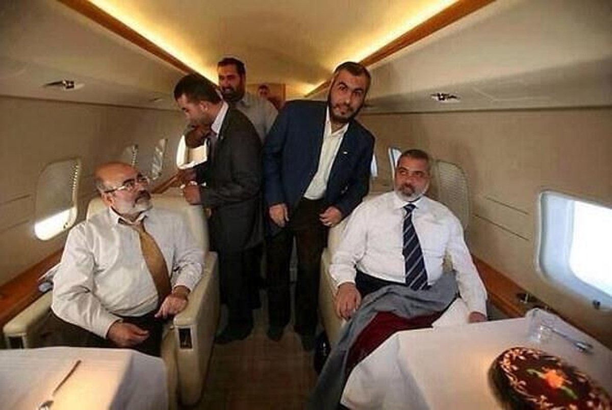 El líder de Hamás, Haniyeh (derecha) y altos funcionarios de la organización en un avión privado | Ynet El líder de Hamás, Haniyeh (derecha) y altos funcionarios de la organización en un avión privado | Ynet