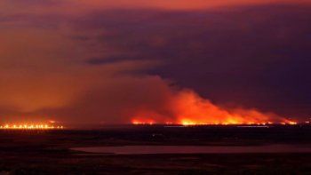 El fuego en las islas del Delta avanza sin que nada lo detenga El fuego en las islas del Delta avanza sin que nada lo detenga