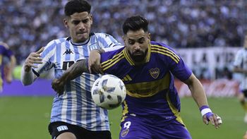 Milton Giménez, delantero de Boca, disputa una pelota ante Santiago Quirós, de Racing Milton Giménez, delantero de Boca, disputa una pelota ante Santiago Quirós, de Racing