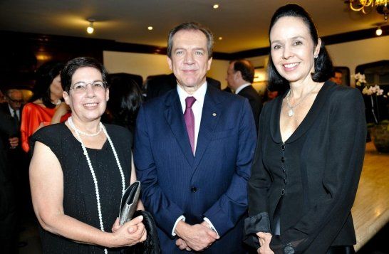 José Edison Franco, CEO de Camargo Correa en la Argentina, entre Cecilia y Renata Nascimento.