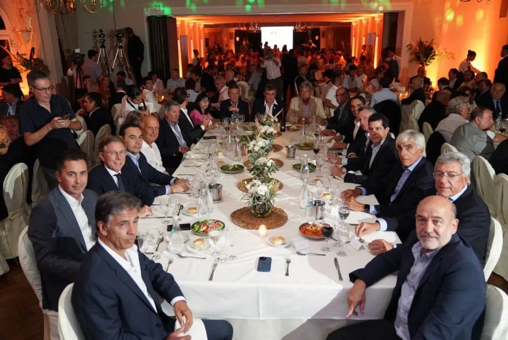 Eduardo de Pedro en la mesa principal de ExpoAgro.