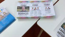 altText(La oposición denuncia que están escondiendo a Macri en el cuarto oscuro)}