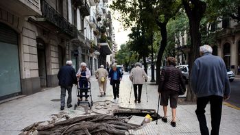 Los adultos mayores son los más propensos a caerse en las veredas rotas que abundan en la Ciudad. (Imagen creada por IA Grock). Los adultos mayores son los más propensos a caerse en las veredas rotas que abundan en la Ciudad. (Imagen creada por IA Grock).