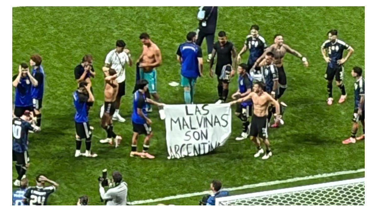 La Selección Argentina con la bandera de Malvinas tras ganarle la semifinal a Inglaterra.