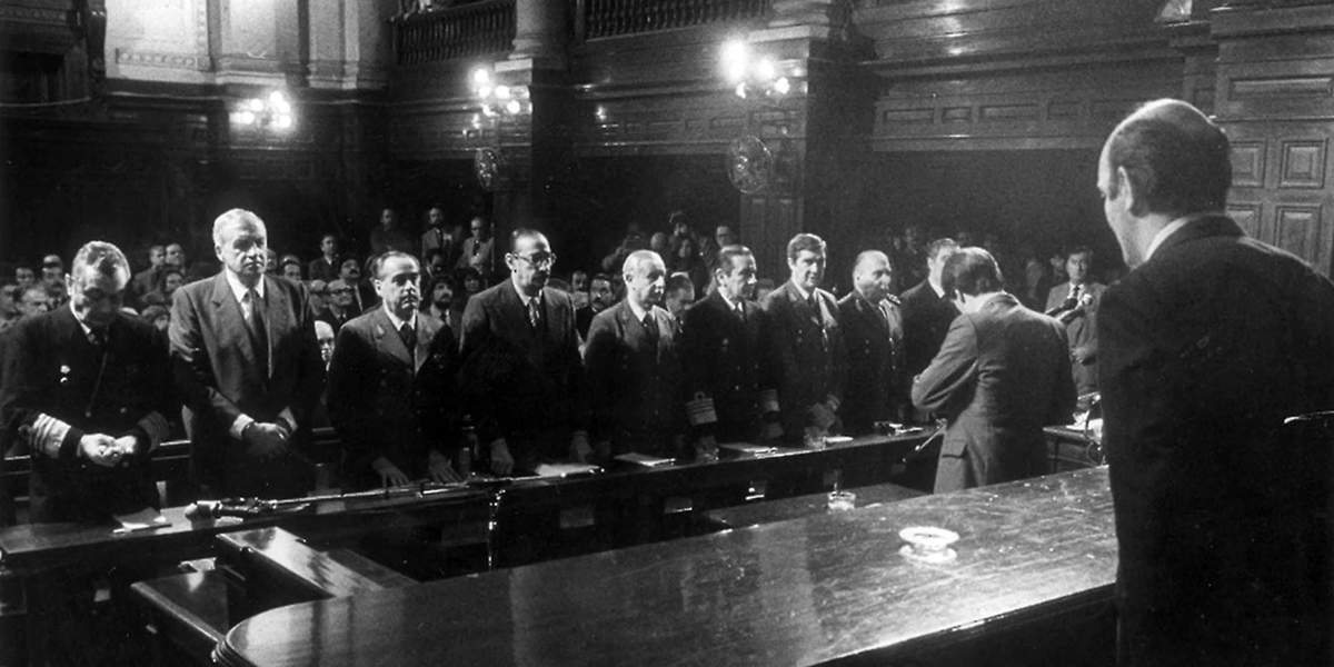 Alfonsín lanzó el Juicio a las Juntas Militares a menos de una semana de haber asumido la presidencia, como muestra de su compromiso con la democracia. Fue uno de los momentos más trascendentales de la historia argentina Alfonsín lanzó el Juicio a las Juntas Militares a menos de una semana de haber asumido la presidencia, como muestra de su compromiso con la democracia. Fue uno de los momentos más trascendentales de la historia argentina
