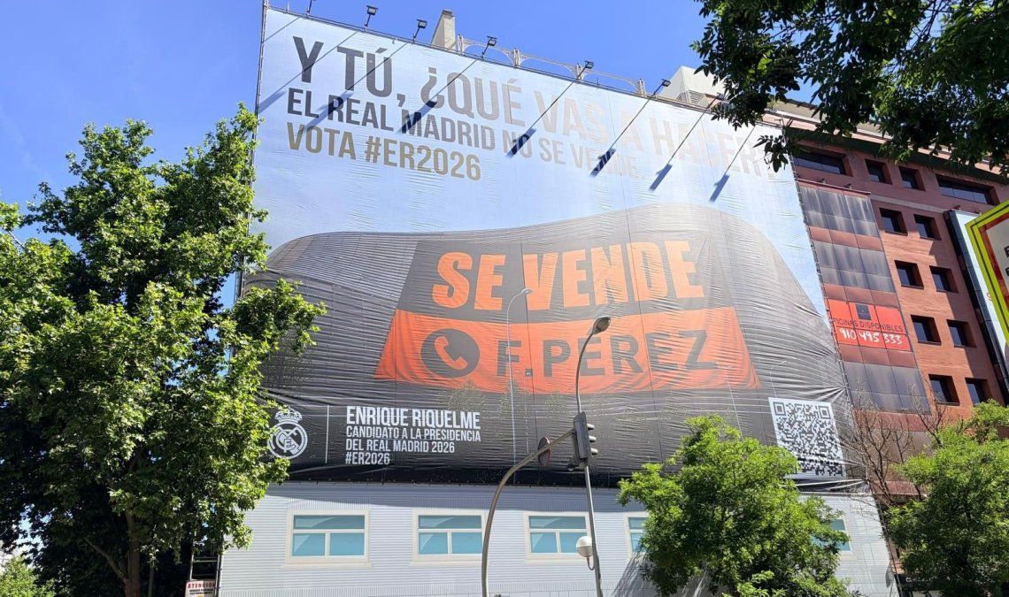 La pancarta impulsada por Enrique Riquelme apareció en la esquina de Diego de León con un mensaje directo contra Florentino Pérez: “El Real Madrid no se vende”.