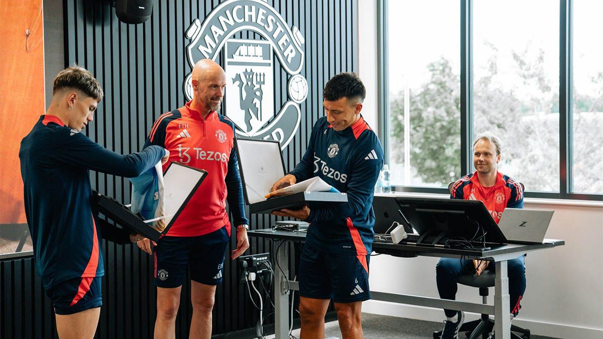 El DT del Manchester United, Erik Ten Hag, realizó un curioso homenaje a Lisandro Martínez y a Alejandro Garnacho tras ganar la Copa América ante el plantel. El DT del Manchester United, Erik Ten Hag, realizó un curioso homenaje a Lisandro Martínez y a Alejandro Garnacho tras ganar la Copa América ante el plantel.