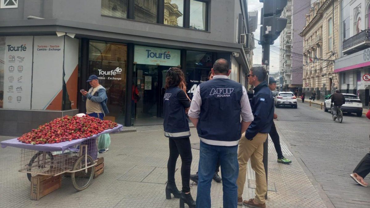 El gobierno mandó a la AFIP evitar que vendan Dólar Blue en la puerta de Tourfe.