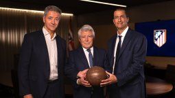 Dirigentes del Grupo Apollo junto a Enrique Cerezo. El fondo estadounidense ya comenzó a asumir un rol clave en la gestión del Atlético de Madrid bajo la tutela del histórico presidente rojiblanco.
