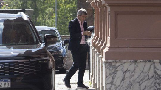 Luis Caputo llegando a Casa Rosada para la reunión de Gabinete en pleno efecto Brasil.&nbsp;
