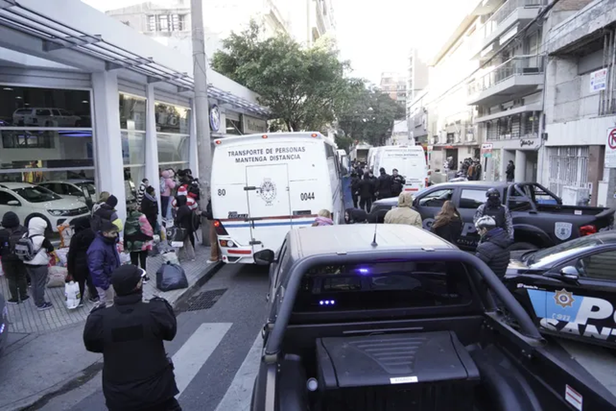 Fuerte operativo en pleno centro de la ciudad que generó caos vehicular desde muy temprano. Fuerte operativo en pleno centro de la ciudad que generó caos vehicular desde muy temprano. 