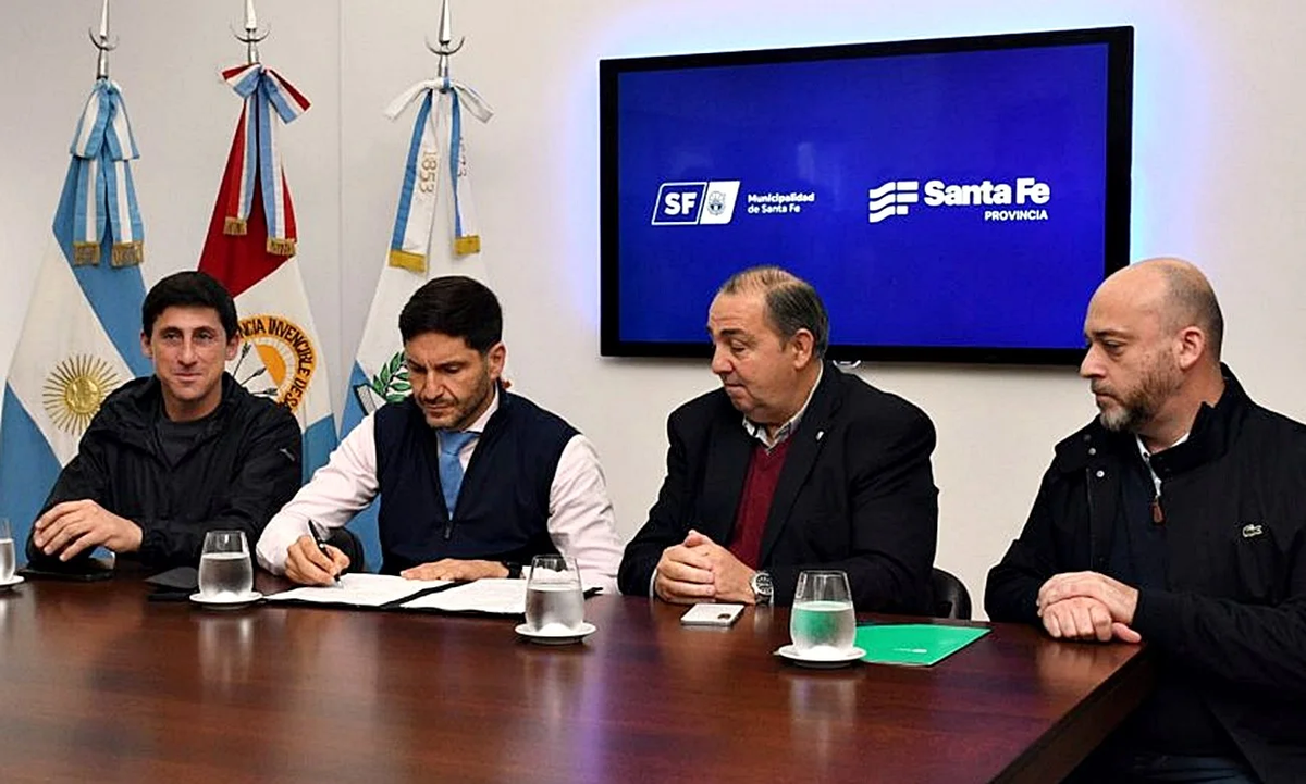 El gobernador Maximiliano Pullaro encabezó la firma de un convenio de obras para los Juegos Suramericanos 2026 y, en ese contexto, se refirió a la reforma electoral como así su futuro político. El gobernador Maximiliano Pullaro encabezó la firma de un convenio de obras para los Juegos Suramericanos 2026 y, en ese contexto, se refirió a la reforma electoral como así su futuro político. 