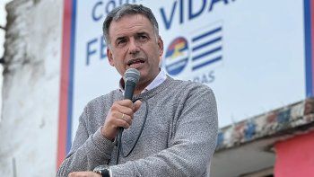 Uruguay gira al centro: Yamandú Orsi supera 'aireoso' al candidato de Lacalle Pou