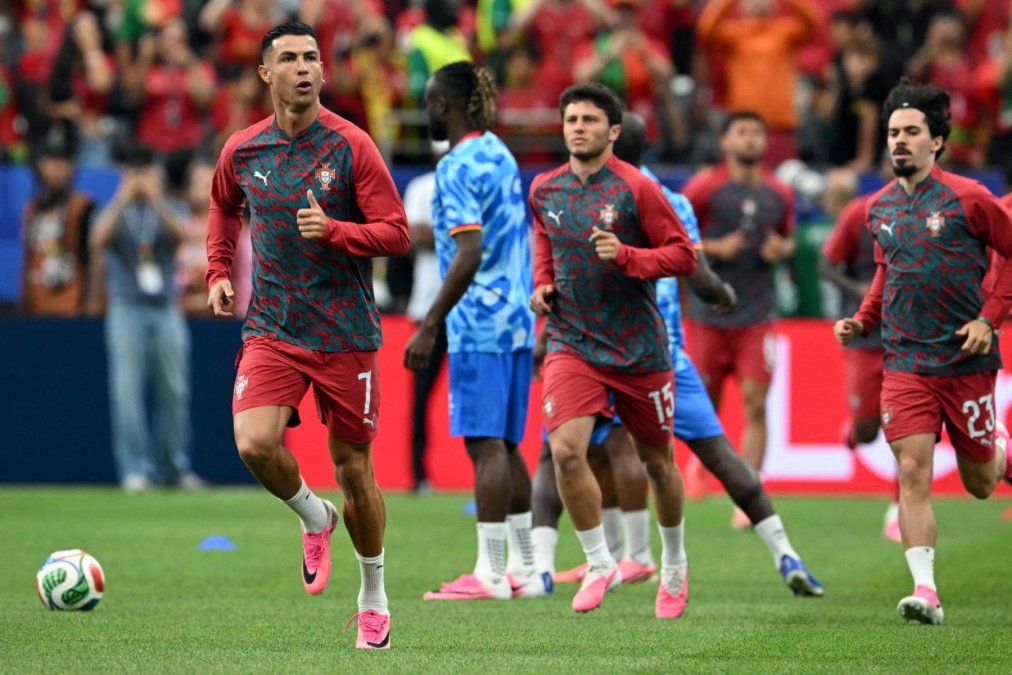 João Neves quedó en el centro de una polémica inesperada tras hablar sobre el rol de Cristiano Ronaldo en Portugal, en medio de insultos y hostigamiento que también alcanzaron a su entorno.