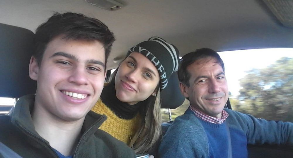 La foto que publicó Naidenoff en su cuenta de Twitter con motivo del Día del Padre, junto con sus hijos