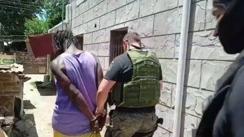 Tras una serie de allanamientos, la policía de Rosario logró detener a una organización criminal que se ubicaba en el oeste de la ciudad. Tras una serie de allanamientos, la policía de Rosario logró detener a una organización criminal que se ubicaba en el oeste de la ciudad.