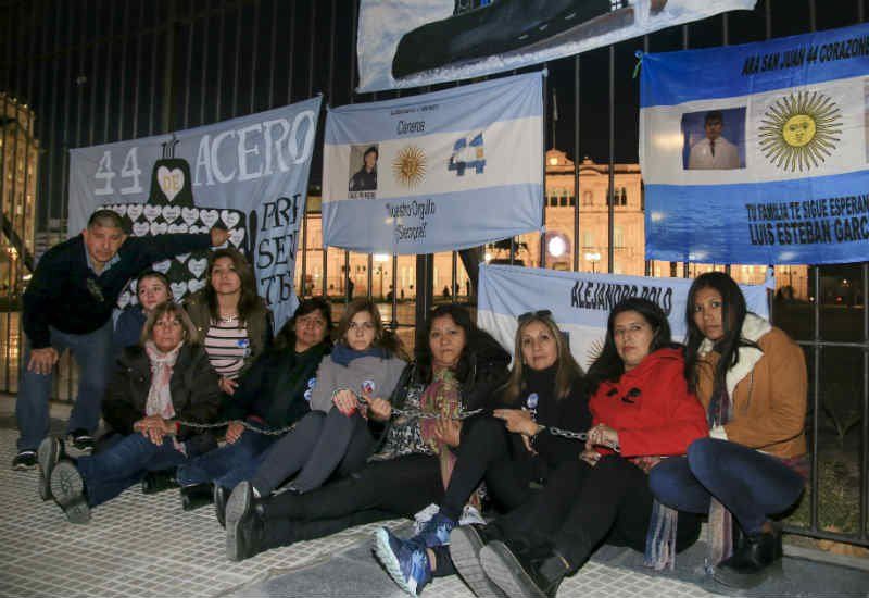 Familiares de los tripulantes del ARA San Juan protestan en Plaza de Mayo y se encadenaron frente a Casa de Gobierno. (FOTO NA).